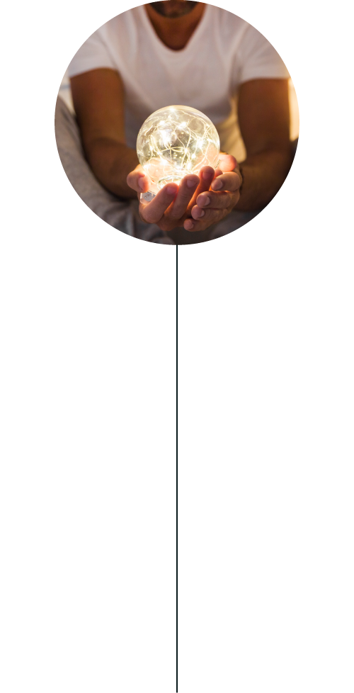 autosanación, hombre con bola de luz en las manos